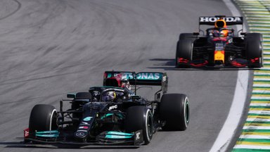 Įspūdinga Hamiltono ir Verstappeno kova Brazilijoje: brito benefisas padidino įtampą titulo lenktynėse