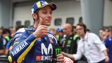 Malaizijoje arti pirmosios pergalės buvęs Rossi krito nuo motociklo