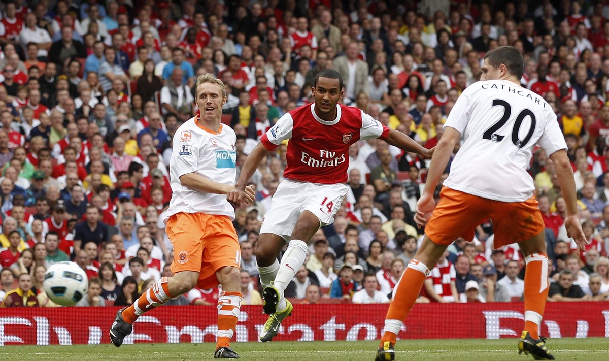 Theo Walcottas ("Arsenal", viduryje ) 