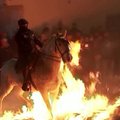 Festivalyje Ispanijoje žirgai šokinėjo per milžiniškas laužo liepsnas