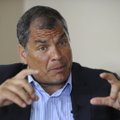 Ekvadoro eksprezidentas Correa smerkia savo įpėdinį, leidusį areštuoti Assange'ą