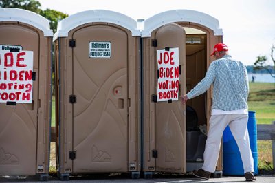 Tualetų etiketės „Joe Biden balsavimo būdelė“ D. Trumpo kampanijos mitinge pavadinimu „Trumptoberfest“