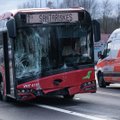 Vilniuje autobuso vairuotojas neteko sąmonės: apdaužyti automobiliai, išvartyti stulpai, prie stotelės sunkiai sužalotas žmogus