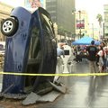 J. Clarksono šou: „Toyota Prius“ susmigo į grindinį Holivude
