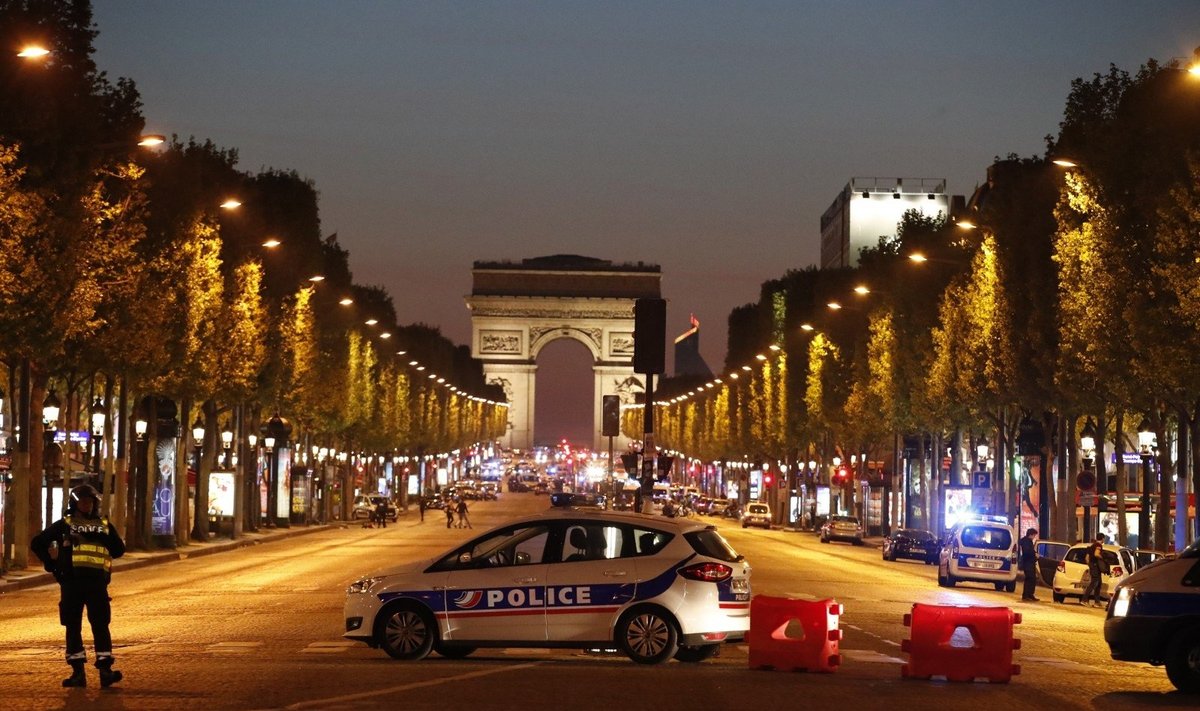 Susišaudymas Champs Elysees gatvėje Paryžiuje