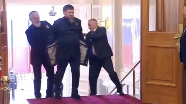 Internautų dėmesį patraukė į Kremlių atvykęs Kadyrovas