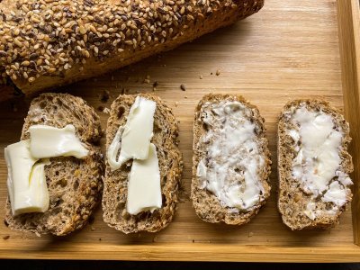 Eksperimentas virtuvėje: išsiaiškino geriausią būdą, kaip tepti sviestą ant duonos
