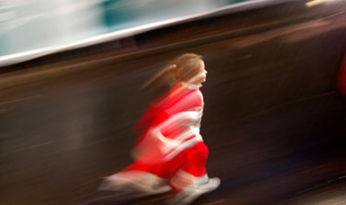Diuseldorfe mergaitė Kalėdų Senelio kostiumu bėga per Kalėdų mugės atidarymą. 