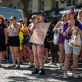 Dešimtys tūkstančių moterų Šveicarijoje išėjo į gatves, reikalaudamos lygybės