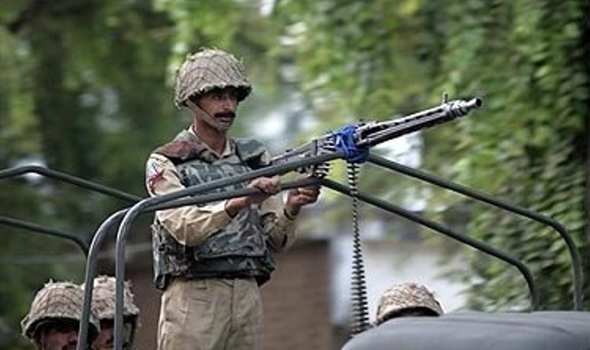 Pakistano kariškis patruliuoja prie mečetės