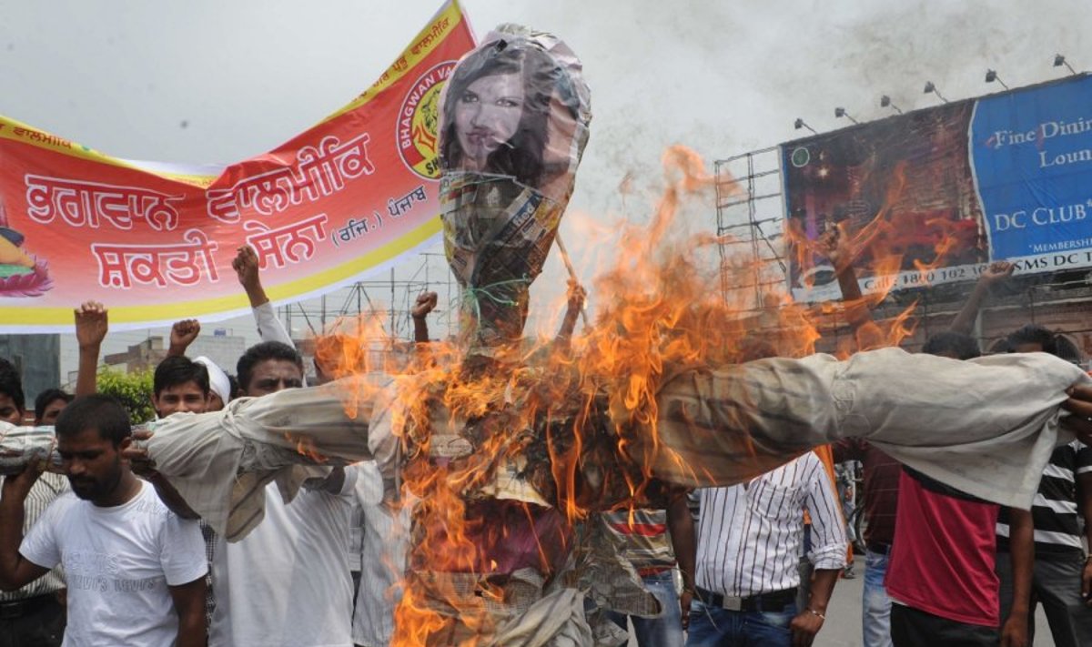 Protestuotojai prie Bolivudo filmą