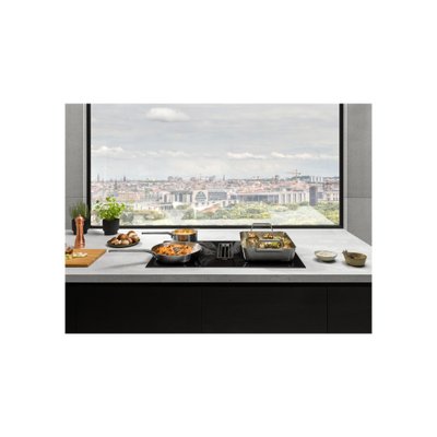 Naujos kartos indukcinė kaitlentė su integruotu garų rinktuvu (Electrolux nuotr.)