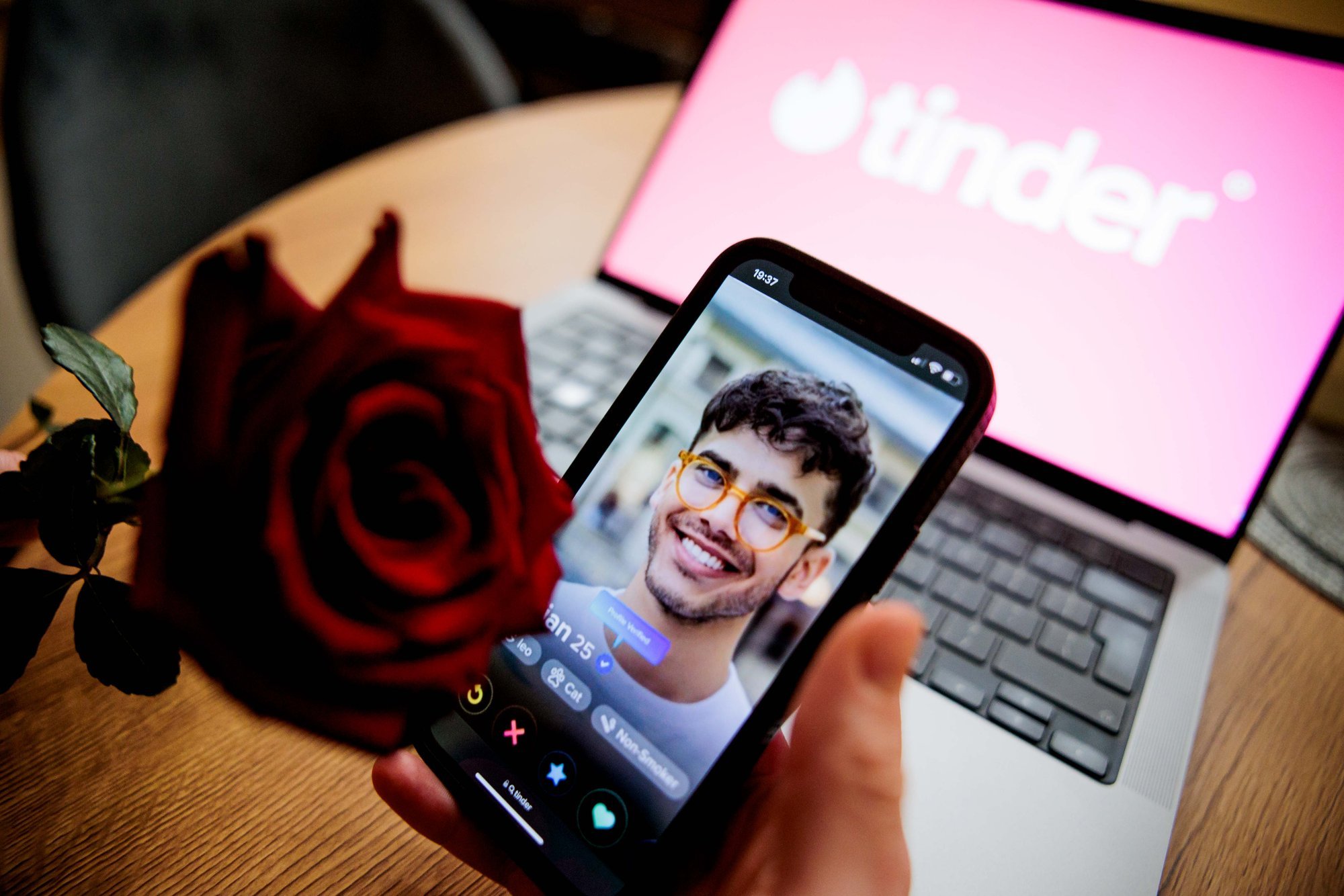 Tinder-utviklere tester et nytt kunstig intelligensverktøy: det vil hjelpe deg å finne den andre halvdelen din raskere