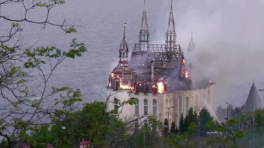 Po Rusijos raketų smūgio užsiliepsnojo Odesos pastatas, vadinamas „Hario Poterio pilimi“