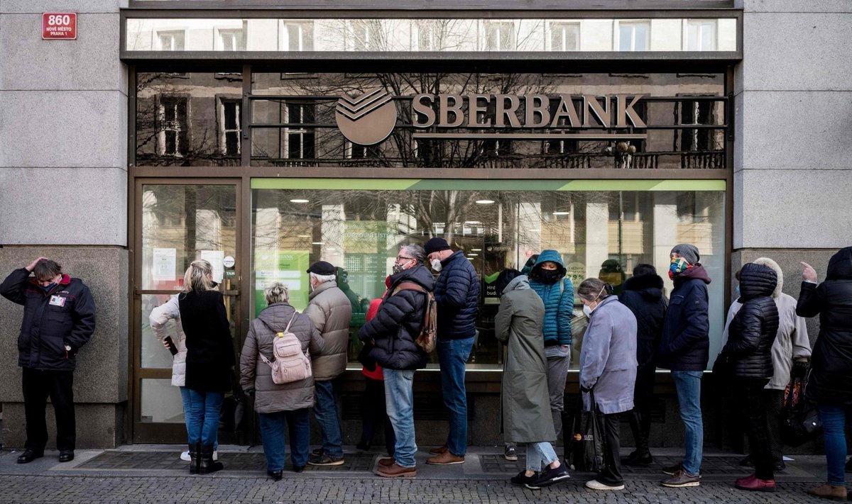 Eilės Prahoje prie uždaromo Sberbank padalinio