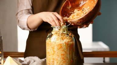 Kulinarijos ekspertas patarė, kaip lengvai užsiraugti kopūstų namuose: vienas ingredientas ir traškumas garantuotas
