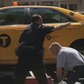 Niujorke ant šaligatvio užlėkęs taksi sunkiai sužeidė turistę