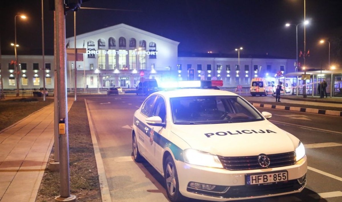 Visos tarnybos sulėkė į Vilniaus oro uostą, evakuoti žmonės