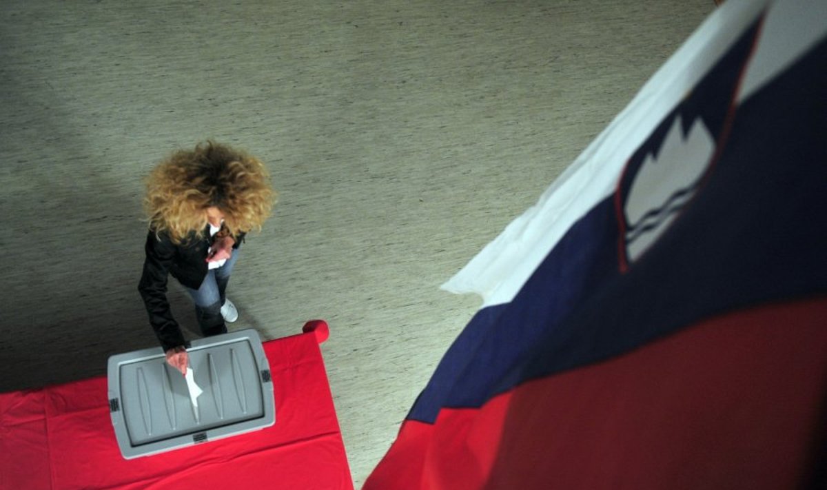 Mergina balsuoja Slovėnijos prezidento rinkimuose 