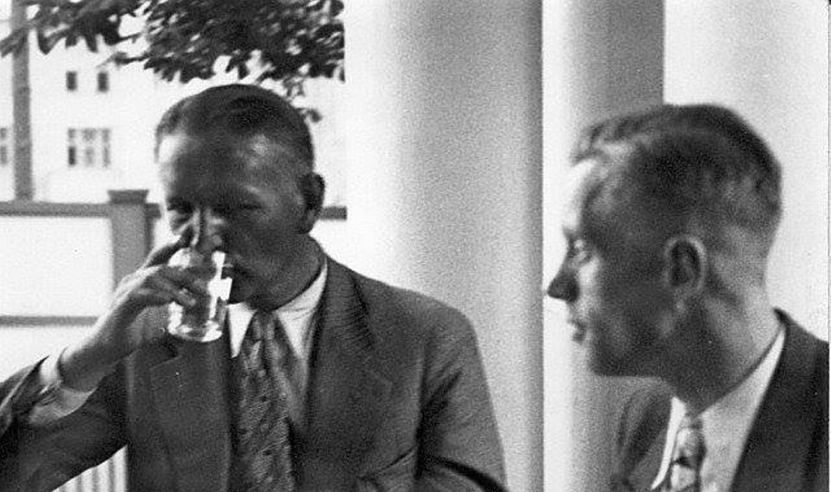 Balys Sruoga su bičiuliu Kauno kavinėje 1933 m.  