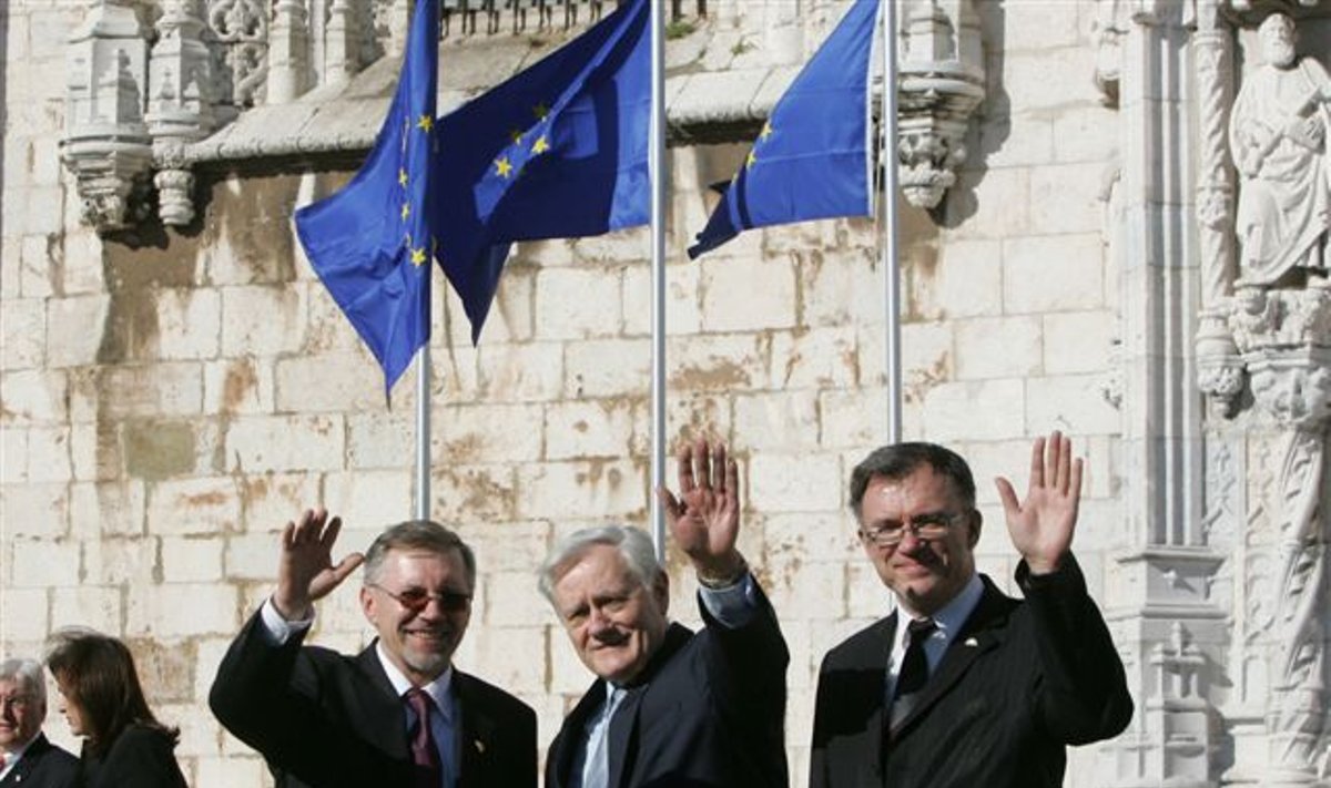 Lithuanian delegation after signing the Lisbon Treaty