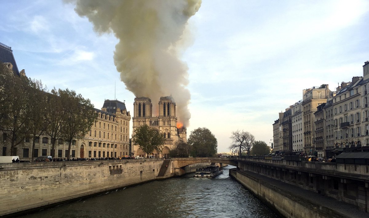 Paryžiaus Švč. Dievo Motinos katedroje kilo gaisras