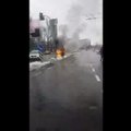 На оживлённой улице столицы Литвы огонь за несколько мгновений уничтожил автомобиль