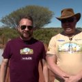 „Visos Australijos dulkės“: M. Starkus ir V. Radzevičius Šv. Velykų proga dovanoja milžinišką kiaušinį