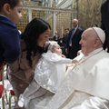Popiežius paragino visame pasaulyje uždrausti surogatinę motinystę: „tai pasibjaurėtina“