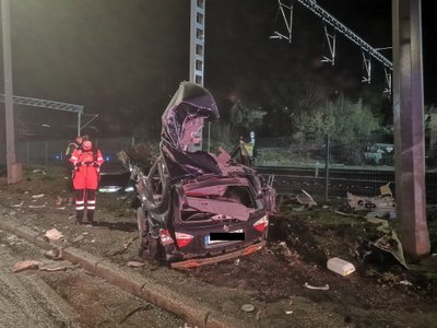Kaune BMW rėžėsi į stulpą, keleivė žuvo iškart, vairuotojas išvežtas į ligoninę