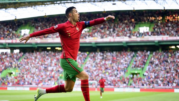 Ronaldo spindėjo Portugalijos rinktinėje, o Messi įmušė net penkis įvarčius už Argentiną
