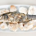 Receptas tinginiams: druskoje kepta žuvis