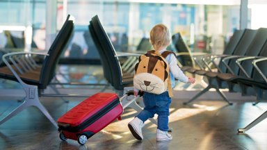 Lėktuvo įgulos patarimai keliaujantiems su vaikais, kad skrydis būtų maksimaliai komfortiškas