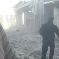 Nufilmuota, kaip Sirijoje iš po griuvėsiu ištraukta gyva mergaitė