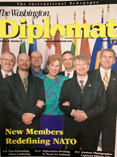 „The Washington Diplomat“ savaitraščio viršelis su „V-10“ grupės 7-iais ambasadoriais Vašingtone, kurių valstybės tapo NATO nariais 2004 m. 