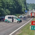 Kelyje Šiauliai-Palanga dėl avarijos ribojamas eismas: pranešta, kad vieną žmogų prispaudė automobilio nuolaužos