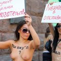Москва: противницы министра образования устроили топлес-акцию