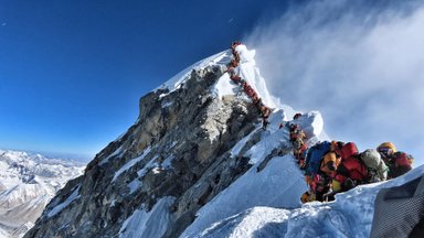 Įkopti į Everestą panoro rekordinis alpinistų skaičius: norint gauti leidimą, tenka gerokai paploninti piniginę