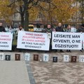Tylioje akcijoje prie Seimo – tėvai su urnomis: kasmet miršta keli jaunuoliai, kuriuos būtų galima išgelbėti