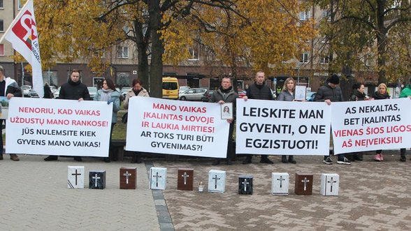 Tylioje akcijoje prie Seimo – tėvai su urnomis: kasmet miršta keli jaunuoliai, kuriuos būtų galima išgelbėti