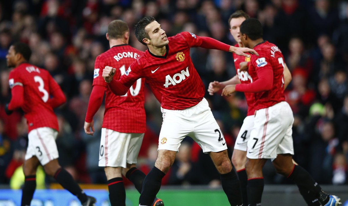 “Man Utd“ lyderis Robinas van Persie džiaugiasi pelnytu įvarčiu