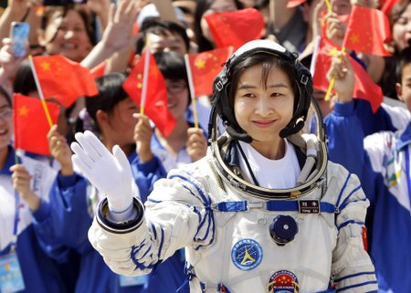 Kinijos pirmoji astronautė Liu Yang