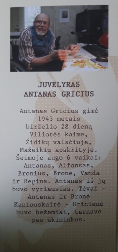 Knygelėje – juvelyro Antano Griciaus gintaro dirbinius puošia talentingos poetės eilės