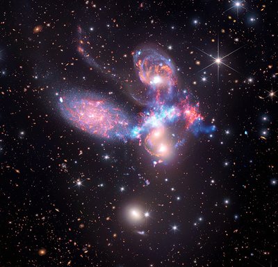 Stephano kvintetas infraraudonųjų ir rentgeno spindulių ruože. JWST/Chandra teleskopas.