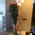 Rusijos televizijos laidų vedėja pradėjo naują madą – fotografuotis nuoga su gėlių puokštėmis