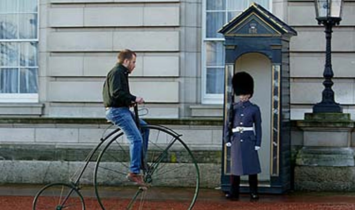 Vyras Penny Farthingo dviračiu atvyksta į Bekingemo rūmus Londone, kur vyks retrospektyvinė britų dizaino paroda.