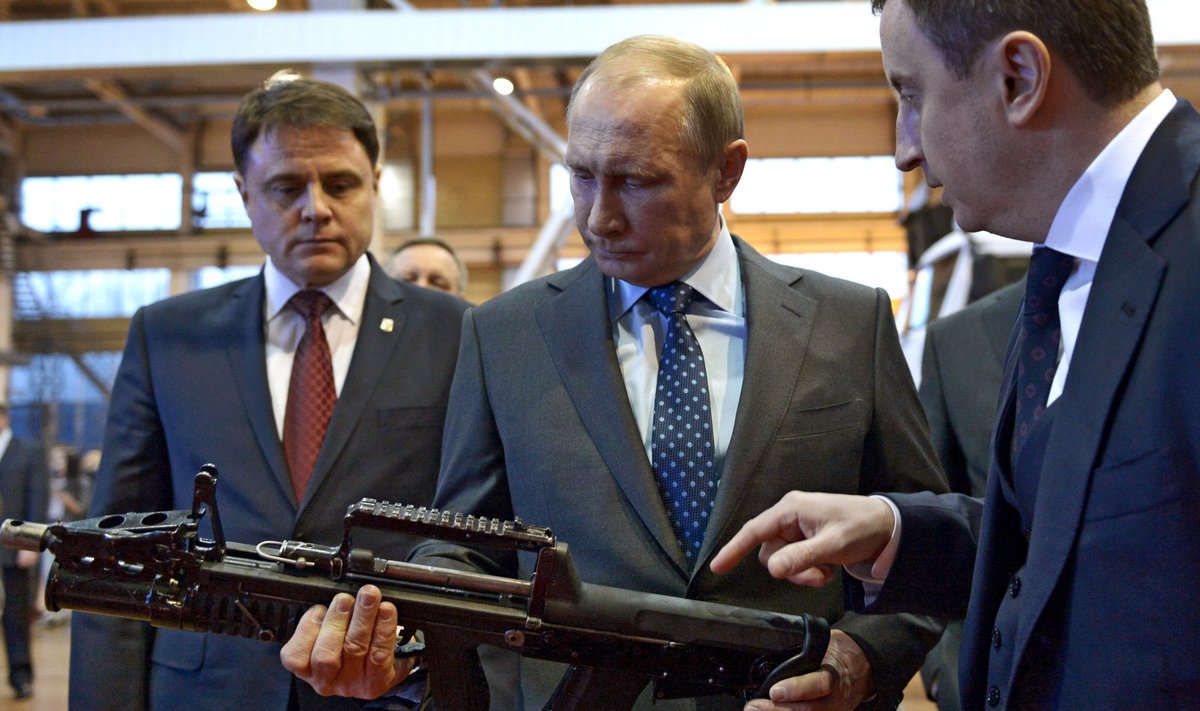 Vladimiras Putinas ginklų gamykloje