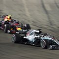 Naktines Singapūro lenktynes laimėjo atotrūkį didinantis Hamiltonas