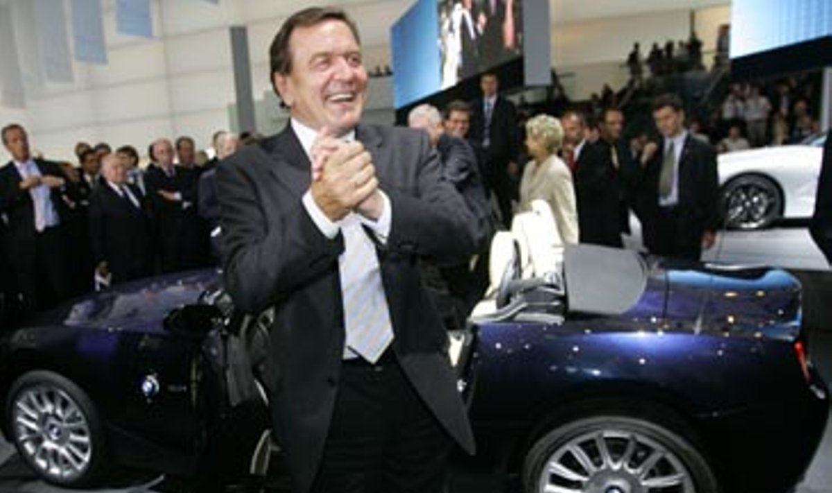 Vokietijos kancleris Gerhardas Schroederis ploja lipdamas iš naujojo "BMW Z4" 