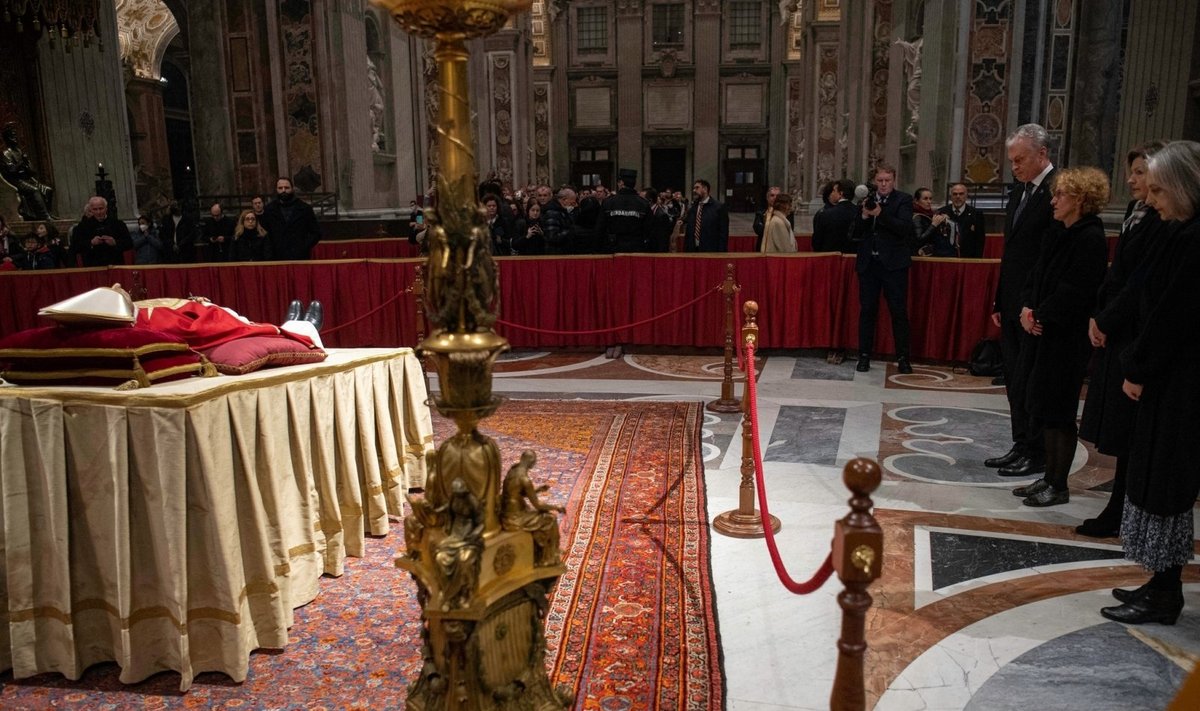 Gitanas Nausėda Vatikano Šv. Petro bazilikoje atidavė paskutinę pagarbą Popiežiui emeritui Benediktui XVI.